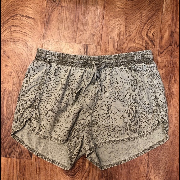 Bella Dahl Shorts - Picture 1 of 4